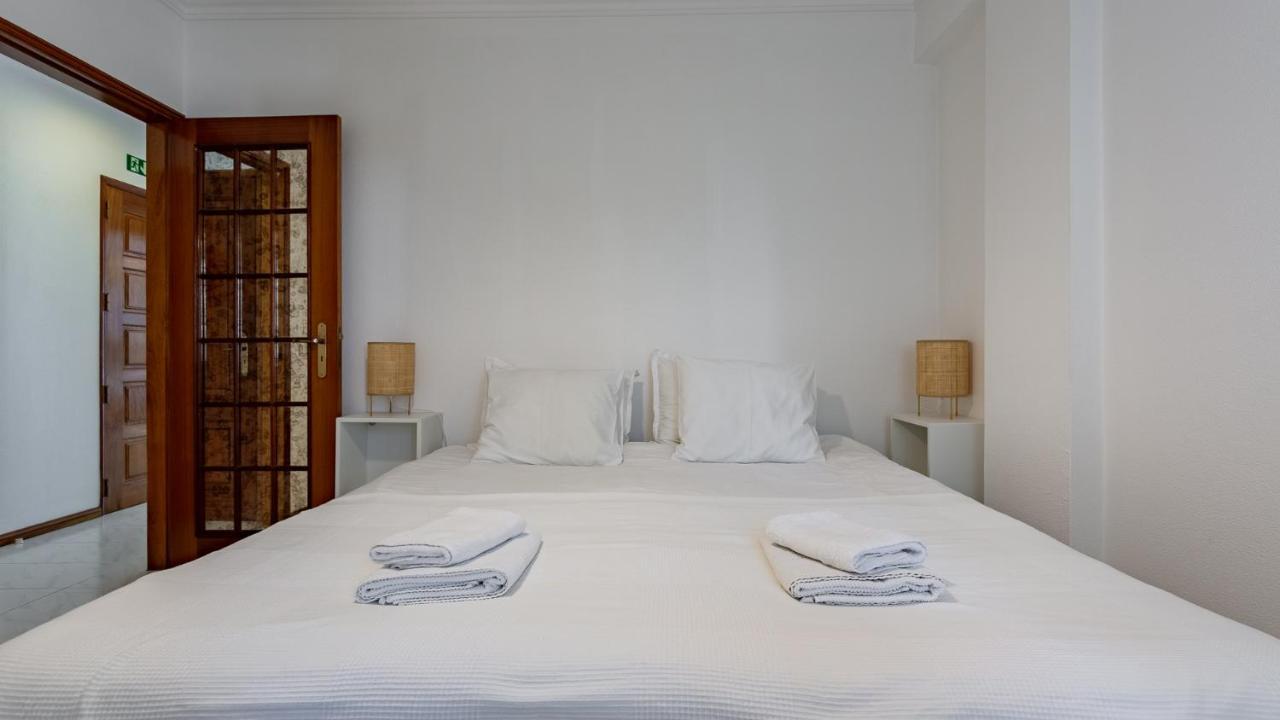 Bright 1Bdr Apartment W/Balcony By Lovelystay ヴィラ・レアル・デ・サント・アントニオ エクステリア 写真